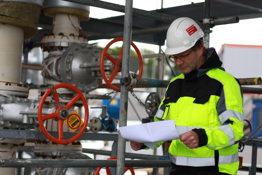 Installations och platsbygge med montageledare